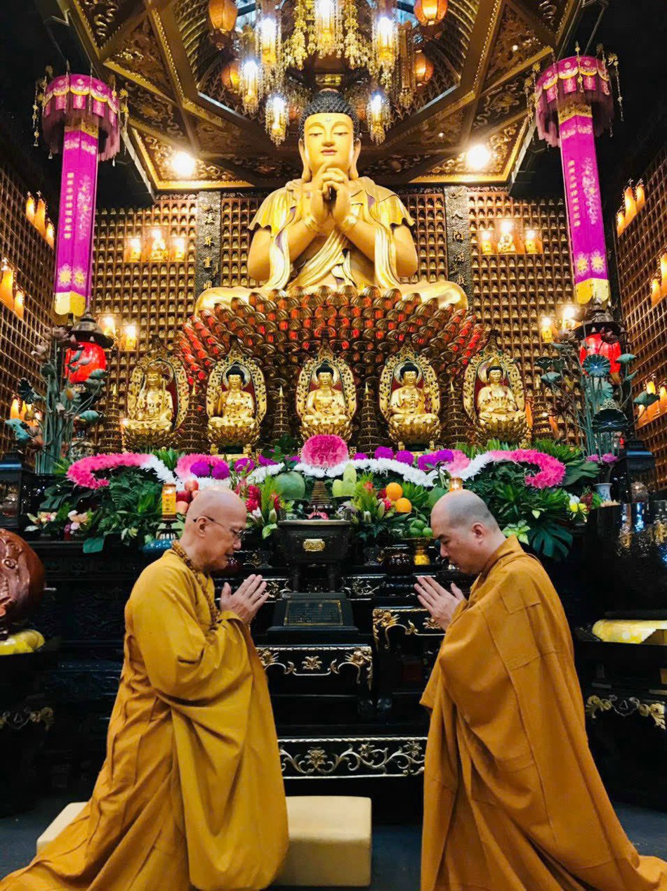 Chư tôn đức thực hiện nghi thức đối thú an cư Chư tôn đức thực hiện nghi thức đối thú an cư