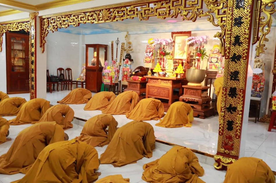 Chư hành giả an cư chùa Hưng Phước đảnh lễ trước di ảnh cố Trưởng lão Hoà thượng Thích Hiển Pháp, Phó Pháp chủ GHPGVN, viện chủ chùa Hưng Phước Chư hành giả an cư chùa Hưng Phước đảnh lễ trước di ảnh cố Trưởng lão Hoà thượng Thích Hiển Pháp, Phó Pháp chủ GHPGVN, viện chủ chùa Hưng Phước