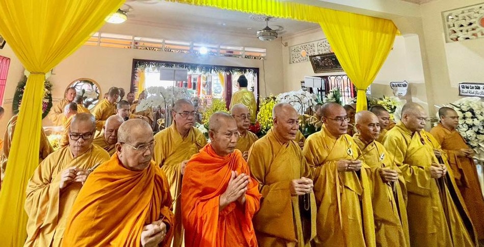 Chư tôn đức Phật giáo tỉnh Vĩnh Long tưởng niệm Hòa thượng Giác Ánh - Ảnh: P.Khai Chư tôn đức Phật giáo tỉnh Vĩnh Long tưởng niệm Hòa thượng Giác Ánh - Ảnh: P.Khai