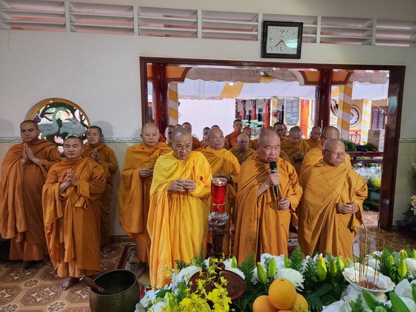 Chư tôn giáo phẩm Giáo đoàn V dâng hương tưởng niệm - Ảnh:HPKS Chư tôn giáo phẩm Giáo đoàn V dâng hương tưởng niệm - Ảnh:HPKS