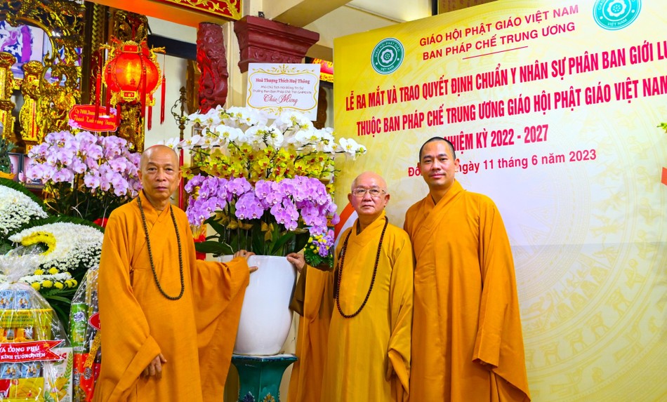 Lẵng hoa chúc mừng của Hòa thượng Thích Huệ Thông, Trưởng ban Pháp chế T.Ư Lẵng hoa chúc mừng của Hòa thượng Thích Huệ Thông, Trưởng ban Pháp chế T.Ư