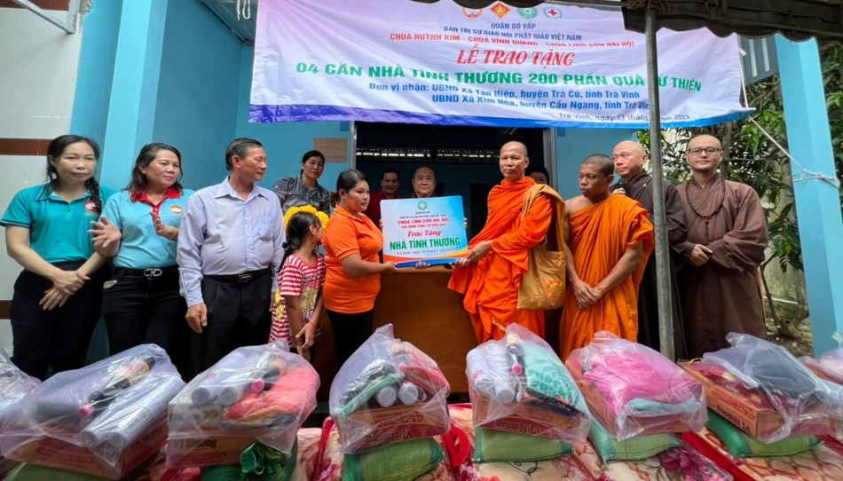 Trao tặng phần quà và nhà tình thương tại Trà Vinh Trao tặng phần quà và nhà tình thương tại Trà Vinh