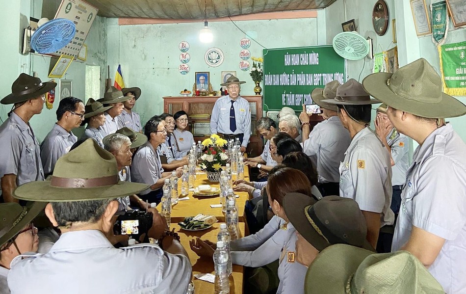 Huynh trưởng cấp Dũng Tâm Giới-Phan Ngọc Thảo thăm hỏi đơn vị Chơn Thiện (H.Bình Sơn) Huynh trưởng cấp Dũng Tâm Giới-Phan Ngọc Thảo thăm hỏi đơn vị Chơn Thiện (H.Bình Sơn)