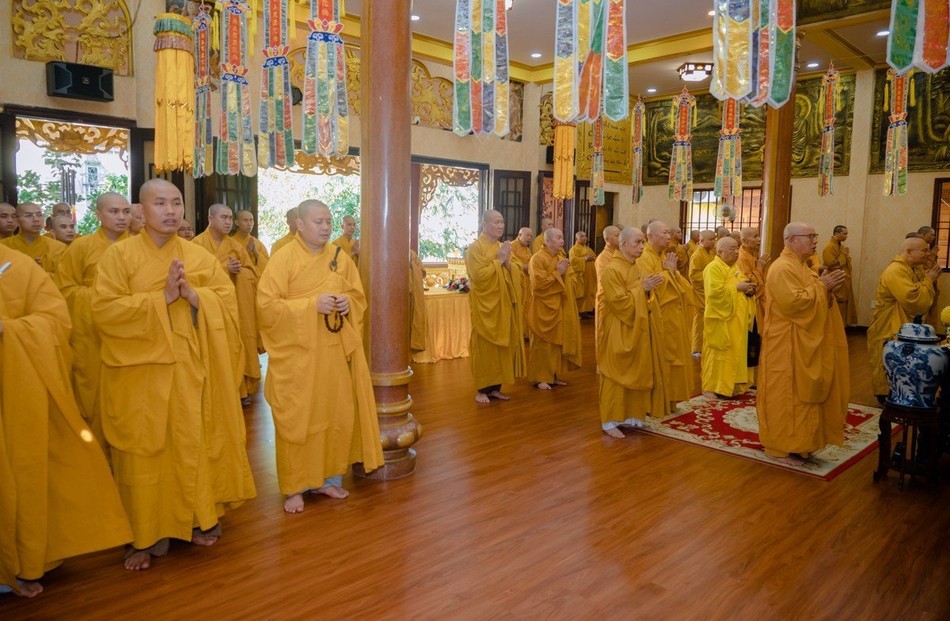 Trang nghiêm khóa lễ Bố-tát tại chánh điện chùa Minh Đạo Trang nghiêm khóa lễ Bố-tát tại chánh điện chùa Minh Đạo