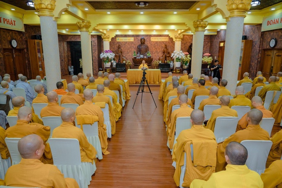 Chư Tăng Ni Phật giáo Q.3 lắng nghe Hòa thượng Thích Lệ Trang thuyết giảng Chư Tăng Ni Phật giáo Q.3 lắng nghe Hòa thượng Thích Lệ Trang thuyết giảng
