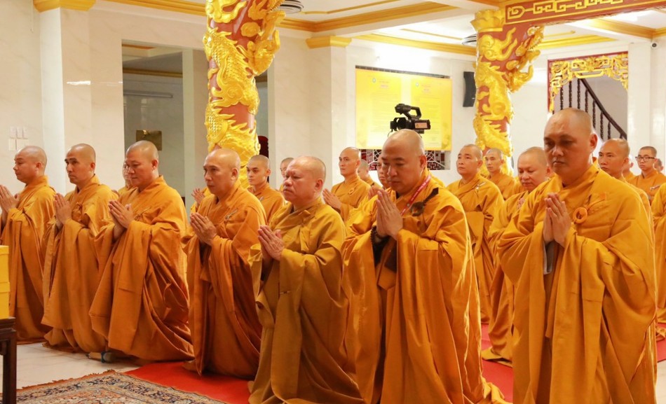 Hành giả lắng nghe lời sách tấn