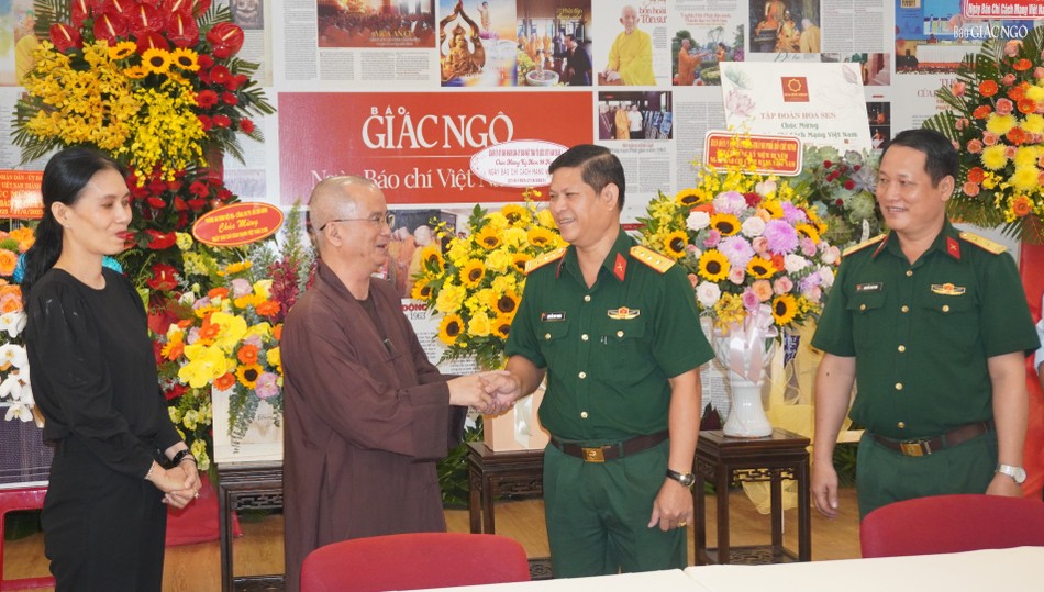 Thượng tọa Thích Chúc Phú cảm ơn đến Thượng tá Nguyễn Duy Trung và thành viên đoàn đã đến thăm chúc mừng Ngày Báo chí Cách mạng Việt Nam đến Báo Giác Ngộ