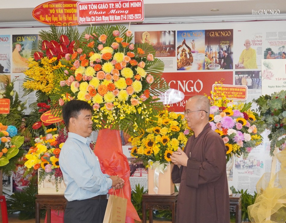 Thượng tọa Thích Chúc Phú cảm ơn đến ông Nguyễn Văn Lượng và thành viên đoàn đến thăm chúc mừng Ngày Báo chí 21-6