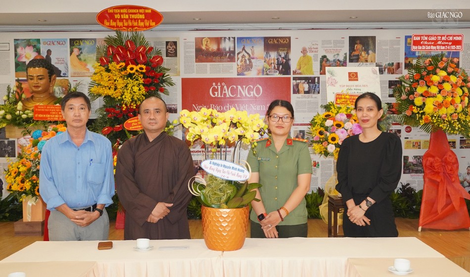 Bà Nguyễn Thị Kim Chi, Phó Giám đốc Xí nghiệp in Nguyễn Minh Hoàng tặng lẵng hoa chúc mừng