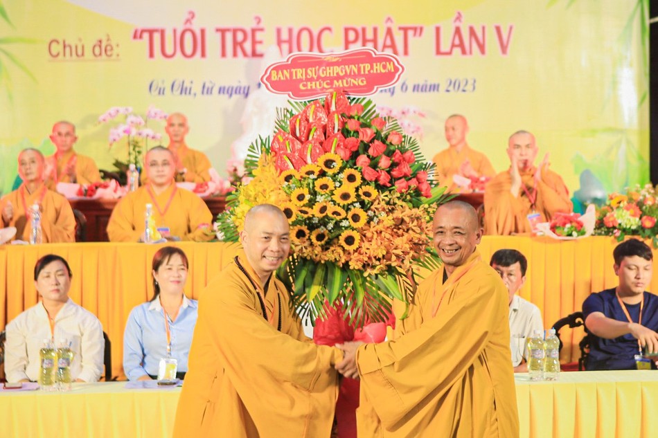 Thượng tọa Thích An Thường đón nhận lẵng hoa chúc mừng của Ban Trị sự GHPGVN TP.HCM Thượng tọa Thích An Thường đón nhận lẵng hoa chúc mừng của Ban Trị sự GHPGVN TP.HCM