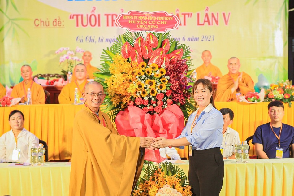 Thượng tọa Thích Tịnh Tâm, trụ trì chùa Hoằng Linh đón nhận lẵng hoa chúc mừng của chính quyền H.Củ Chi Thượng tọa Thích Tịnh Tâm, trụ trì chùa Hoằng Linh đón nhận lẵng hoa chúc mừng của chính quyền H.Củ Chi