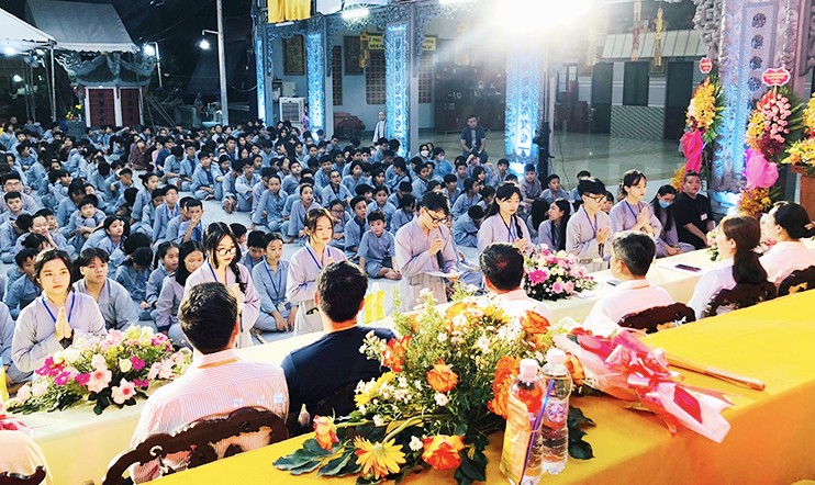 Các em tu sinh dâng lời phát nguyện Các em tu sinh dâng lời phát nguyện