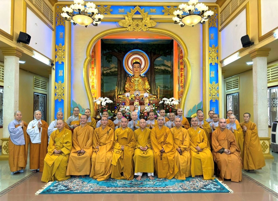 Chụp ảnh lưu niệm tại tổ đình Từ Nghiêm Chụp ảnh lưu niệm tại tổ đình Từ Nghiêm