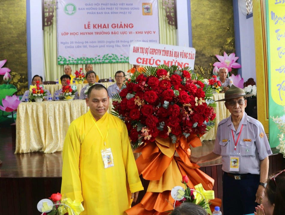 Huynh trưởng Thị Bá Huỳnh Văn Tùng nhận lẵng hoa chúc mừng của Phật giáo tỉnh Bà Rịa - Vũng Tàu Huynh trưởng Thị Bá Huỳnh Văn Tùng nhận lẵng hoa chúc mừng của Phật giáo tỉnh Bà Rịa - Vũng Tàu