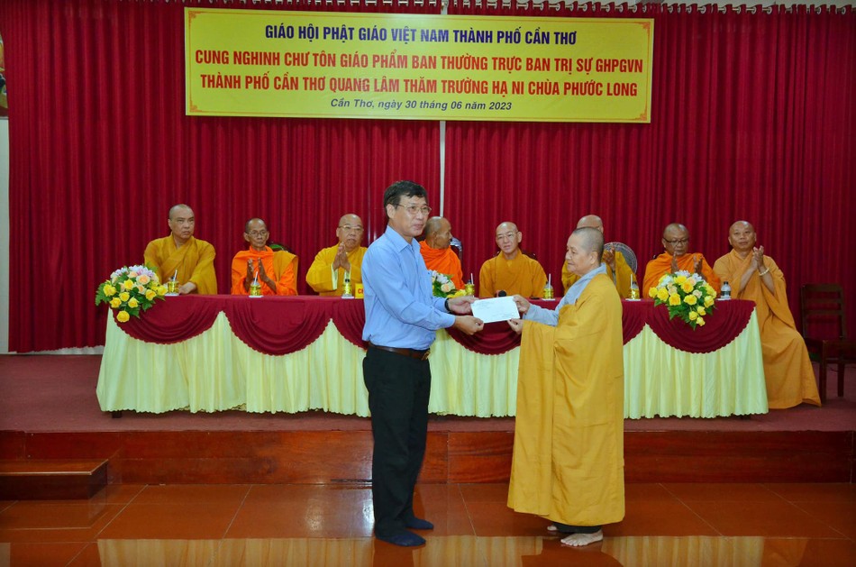 Lãnh đạo chính quyền cúng dường trường trường hạ Lãnh đạo chính quyền cúng dường trường trường hạ