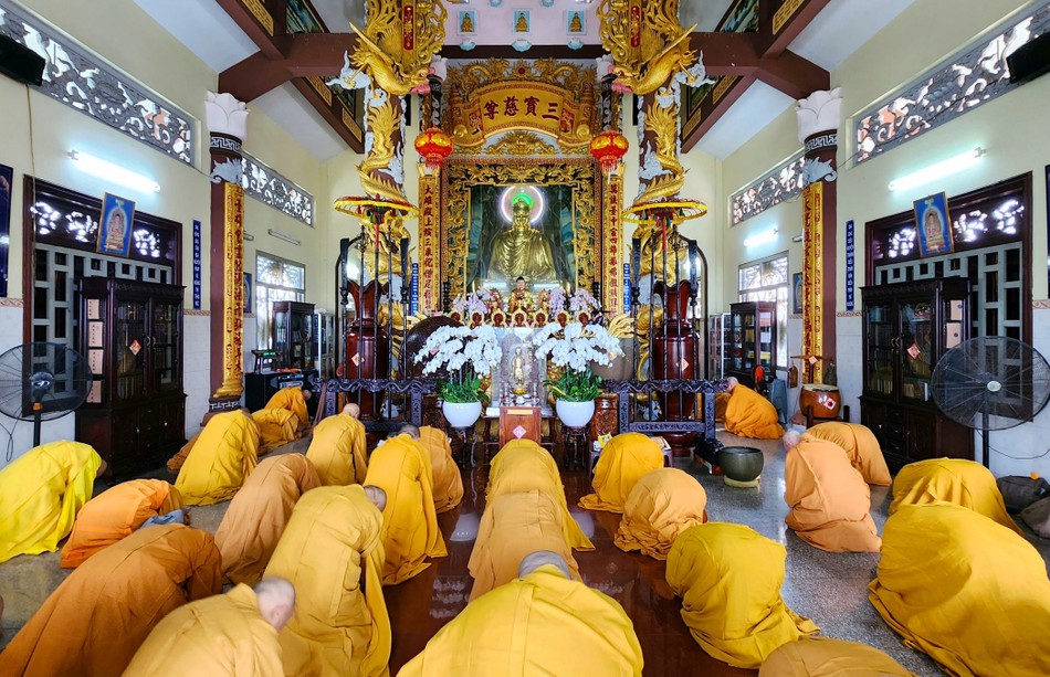 Chư Tăng chí thành đảnh lễ Tam bảo tại chánh điện Chư Tăng chí thành đảnh lễ Tam bảo tại chánh điện