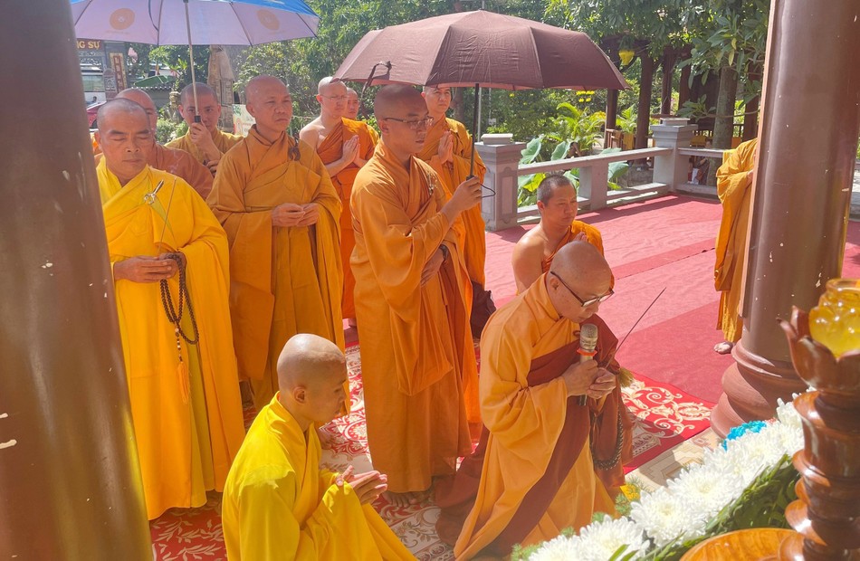 Trưởng lão Hòa thượng Thích Nguyên Quang, Thành viên Hội đồng Chứng minh, cùng chư tôn đức niêm hương tưởng niệm Trưởng lão Hòa thượng Thích Nguyên Quang, Thành viên Hội đồng Chứng minh, cùng chư tôn đức niêm hương tưởng niệm