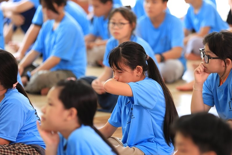 Từ những mẩu chuyện ngắn về gia đình, về những mâu thuẫn và sự thiếu cảm thông của con cái với cha mẹ, diễn giả đưa các tu sinh đến với câu trả lời về lòng biết ơn, sự hiếu thảo Từ những mẩu chuyện ngắn về gia đình, về những mâu thuẫn và sự thiếu cảm thông của con cái với cha mẹ, diễn giả đưa các tu sinh đến với câu trả lời về lòng biết ơn, sự hiếu thảo