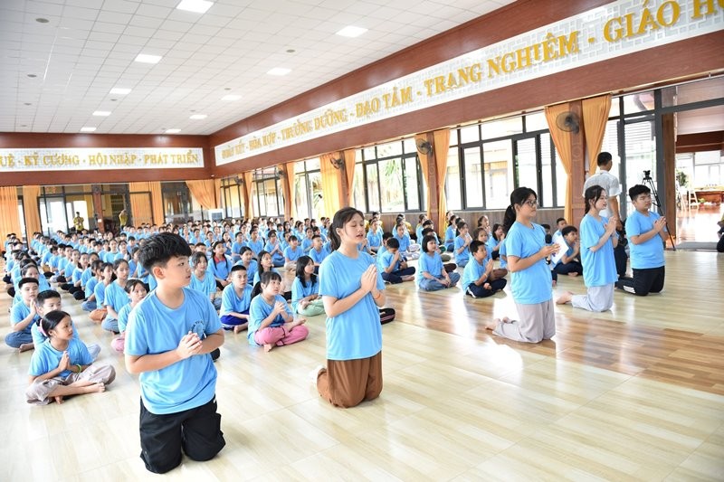 Các em tu sinh dâng lời phát nguyện Các em tu sinh dâng lời phát nguyện