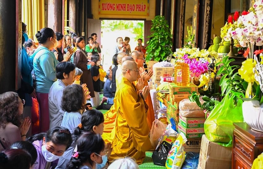 Gieo duyên lành với Tam bảo