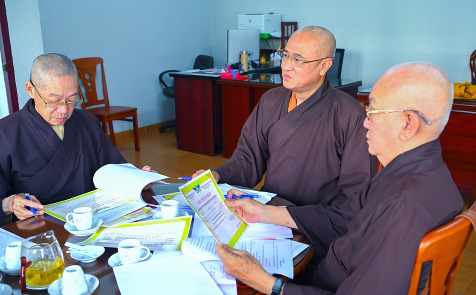 Hòa thượng Thích Huệ Thông chủ trì phiên họp Hòa thượng Thích Huệ Thông chủ trì phiên họp