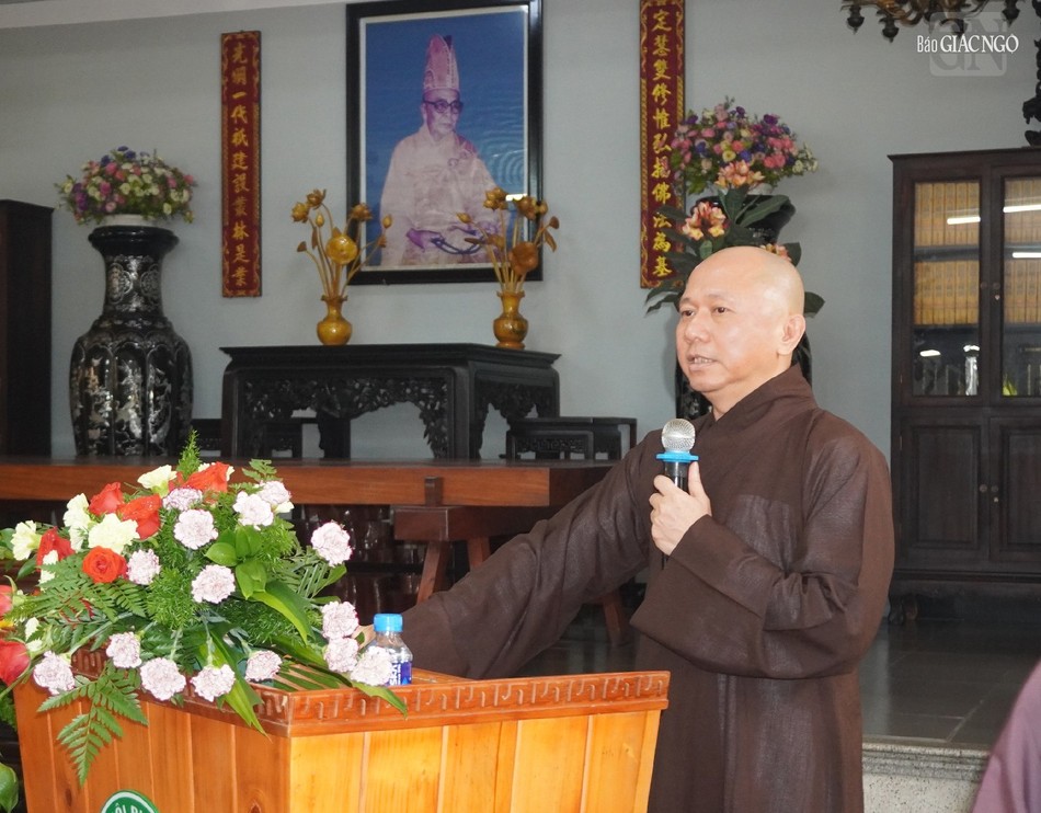 Thượng tọa Thích Tắc Bạch cảm tạ Thượng tọa Thích Tắc Bạch cảm tạ