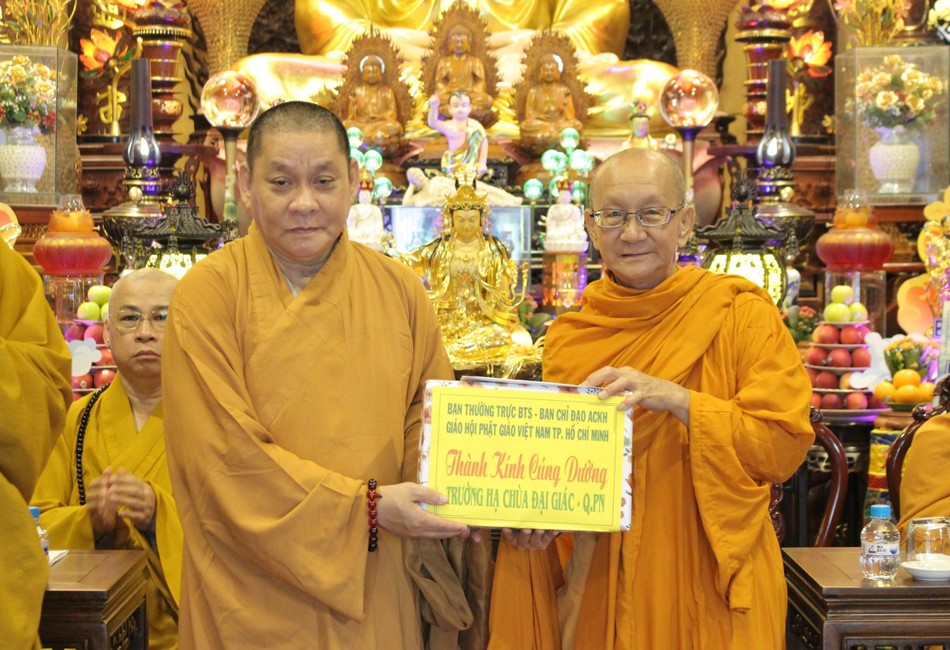 Trao cúng dường đến trường hạ Đại Giác