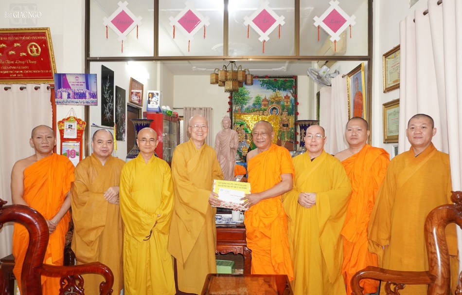 Chư tôn đức cúng dường trường hạ chùa Chantarangsay Chư tôn đức cúng dường trường hạ chùa Chantarangsay