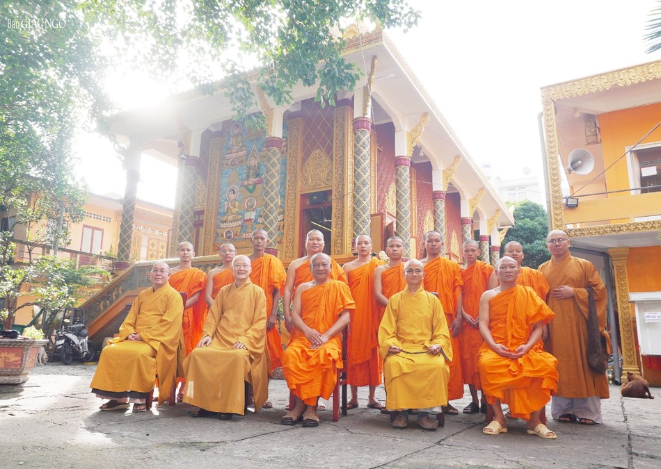 Đoàn lưu niệm tại chùa Chantarangsay Đoàn lưu niệm tại chùa Chantarangsay
