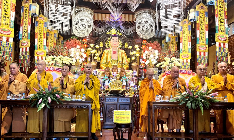 Đoàn thăm cúng dường tại chùa Đại Giác