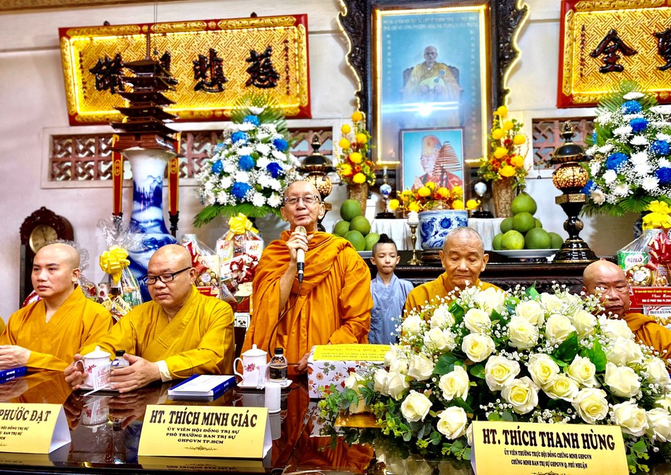 Hòa thượng Thích Minh Giác đại diện đoàn Ban Trị sự GHPGVN TP.HCM có lời thăm hỏi đến hành giả an cư tại trường hạ tổ đình Phổ Quang