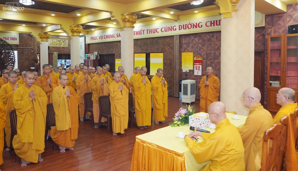 Thượng tọa Thích Minh Duyên, Phó ban Trị sự GHPGVN Q.3 thay mặt Ban Chức sự trường hạ phát biểu cảm tạ Thượng tọa Thích Minh Duyên, Phó ban Trị sự GHPGVN Q.3 thay mặt Ban Chức sự trường hạ phát biểu cảm tạ