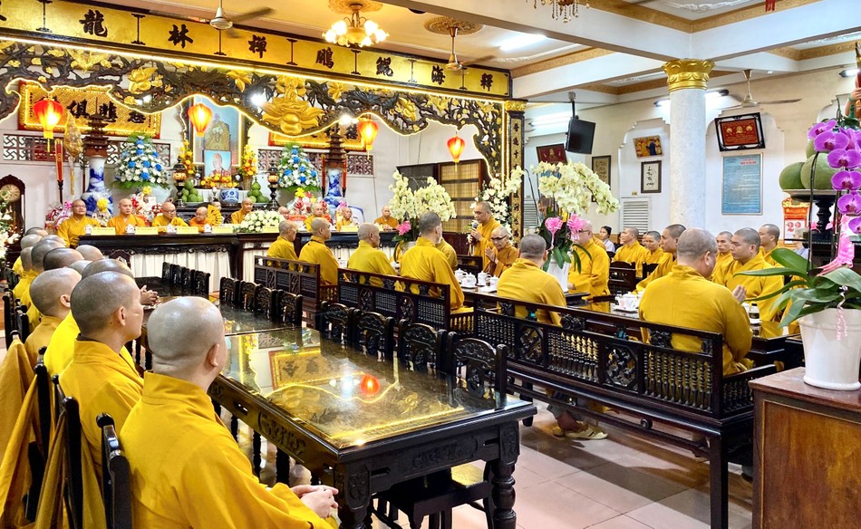 Đoàn Ban Trị sự GHPGVN TP.HCM cúng dường tại trường hạ tổ đình Phổ Quang