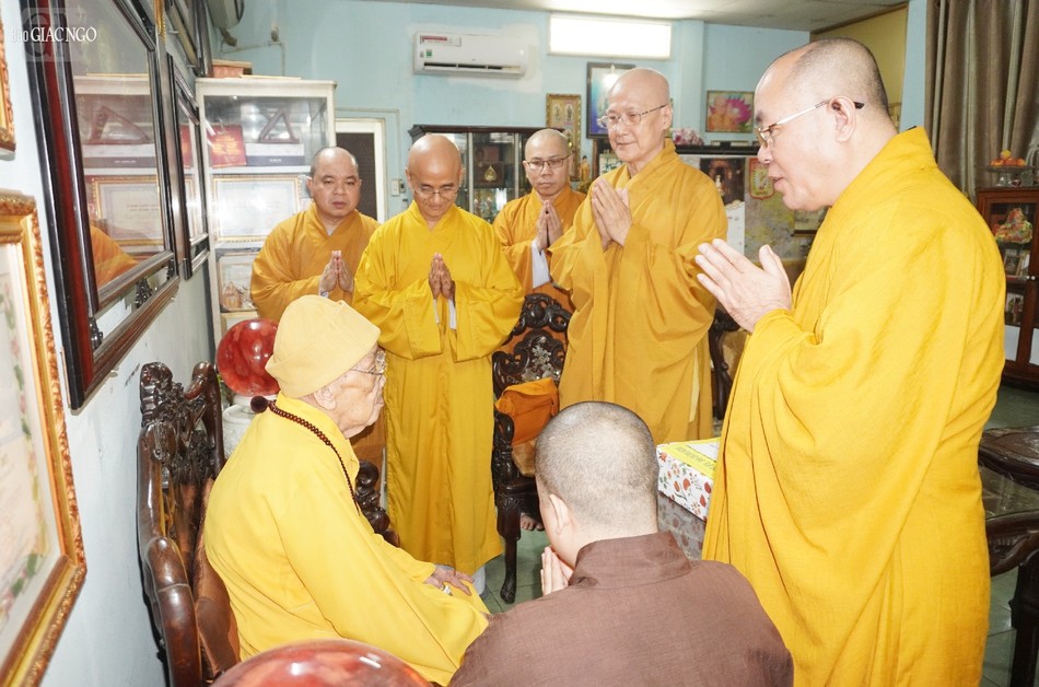 Thượng tọa Thích Đạt Đức thay mặt đoàn tác bạch cúng dường đến Đại lão Hòa thượng Thích Hiển Tu, Phó Pháp chủ Hội đồng Chứng minh, Chứng minh trường hạ chùa Xá Lợi, cùng chư hành giả an cư tại đây Thượng tọa Thích Đạt Đức thay mặt đoàn tác bạch cúng dường đến Đại lão Hòa thượng Thích Hiển Tu, Phó Pháp chủ Hội đồng Chứng minh, Chứng minh trường hạ chùa Xá Lợi, cùng chư hành giả an cư tại đây