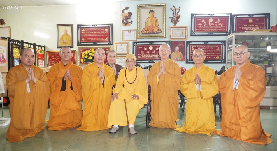 Đoàn Ban Trị sự TP.HCM lưu niệm cùng Đại lão Hòa thượng Thích Hiển Tu, Phó Pháp chủ Hội đồng Chứng minh GHPGVN Đoàn Ban Trị sự TP.HCM lưu niệm cùng Đại lão Hòa thượng Thích Hiển Tu, Phó Pháp chủ Hội đồng Chứng minh GHPGVN