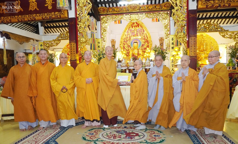 Trao tịnh tài cúng dường trường hạ Trao tịnh tài cúng dường trường hạ