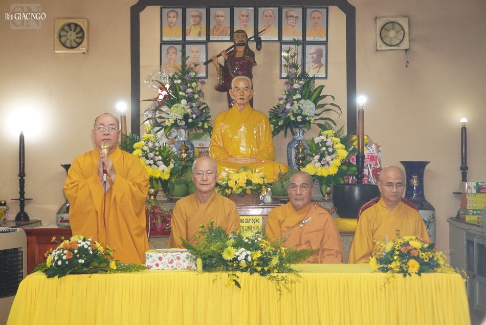 Thượng tọa Thích Đạt Đức đại diện đoàn Ban Trị sự TP.HCM hỏi thăm, sách tấn đến hành giả và Phật tử tại trường hạ chùa Phật Đà Thượng tọa Thích Đạt Đức đại diện đoàn Ban Trị sự TP.HCM hỏi thăm, sách tấn đến hành giả và Phật tử tại trường hạ chùa Phật Đà