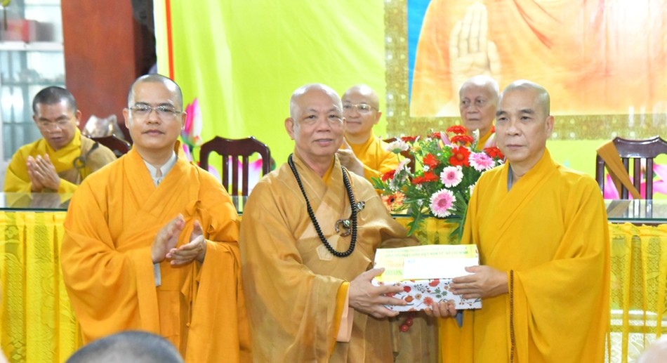 Trao cúng dường đến trường hạ chùa Đức Phú