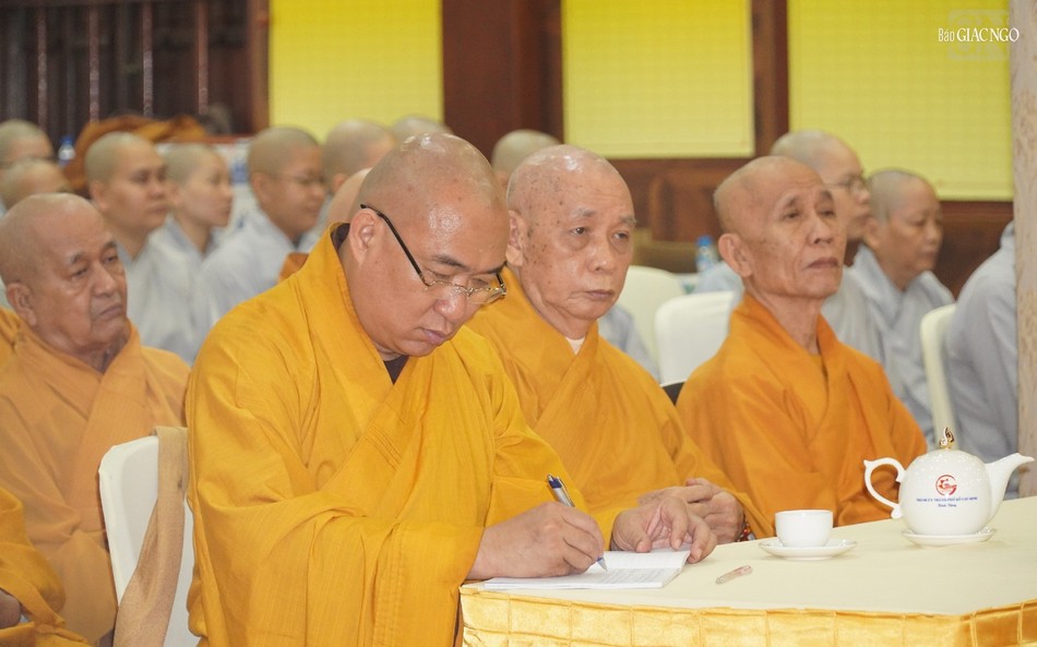 Chư hành giả ghi chép cẩn thận những chia sẻ về giới luật thiền môn Chư hành giả ghi chép cẩn thận những chia sẻ về giới luật thiền môn