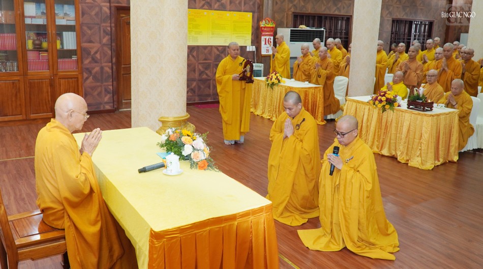 Đại đức Thích Thiện Châu, Phó ban Trị sự GHPGVN Q.3; Đại đức Thích Minh Ân, Hóa chủ trường hạ chùa Minh Đạo, cùng hành giả tri ân đến Trưởng lão Hòa thượng Thích Minh Thông, Ủy viên Thường trực Hội đồng Chứng minh đã có thời chia sẻ về giới luật đến hành giả an cư Đại đức Thích Thiện Châu, Phó ban Trị sự GHPGVN Q.3; Đại đức Thích Minh Ân, Hóa chủ trường hạ chùa Minh Đạo, cùng hành giả tri ân đến Trưởng lão Hòa thượng Thích Minh Thông, Ủy viên Thường trực Hội đồng Chứng minh đã có thời chia sẻ về giới luật đến hành giả an cư