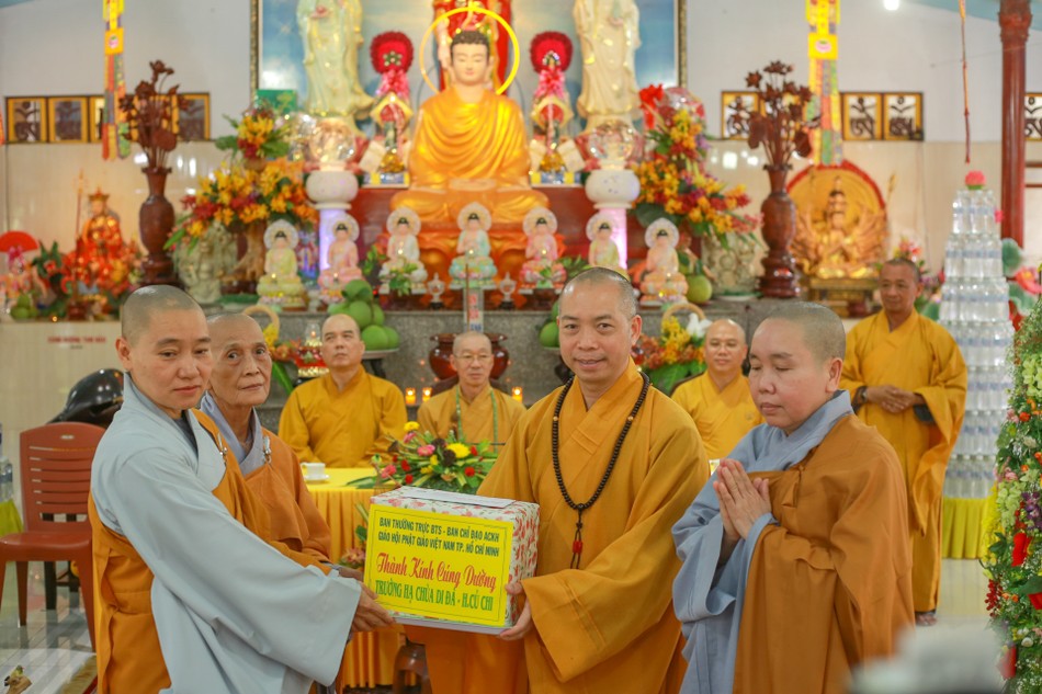 Chư tôn đức Thường trực Ban Trị sự GHPGVN TP.HCM trao cúng dường đến trường hạ chùa Di Đà