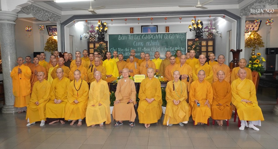 Hành giả trường hạ chùa Huỳnh Kim, Q.Gò Vấp lưu niệm cùng đoàn Ban Thường trực Ban Trị sự GHPGVN TP.HCM