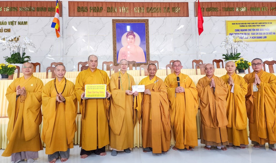 Chư tôn đức Ban Trị sự GHPGVN TP.HCM trao cúng dường đến trường hạ Pháp Thành, H.Củ Chi