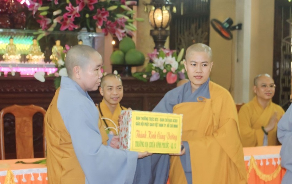 Ni sư Thích nữ Như Nguyệt đại diện đoàn Thường trực Ban Trị sự GHPGVN TP.HCM trao cúng dường đến Ni sư Thích nữ Diệu Minh, Hóa chủ trường hạ Vĩnh Phước