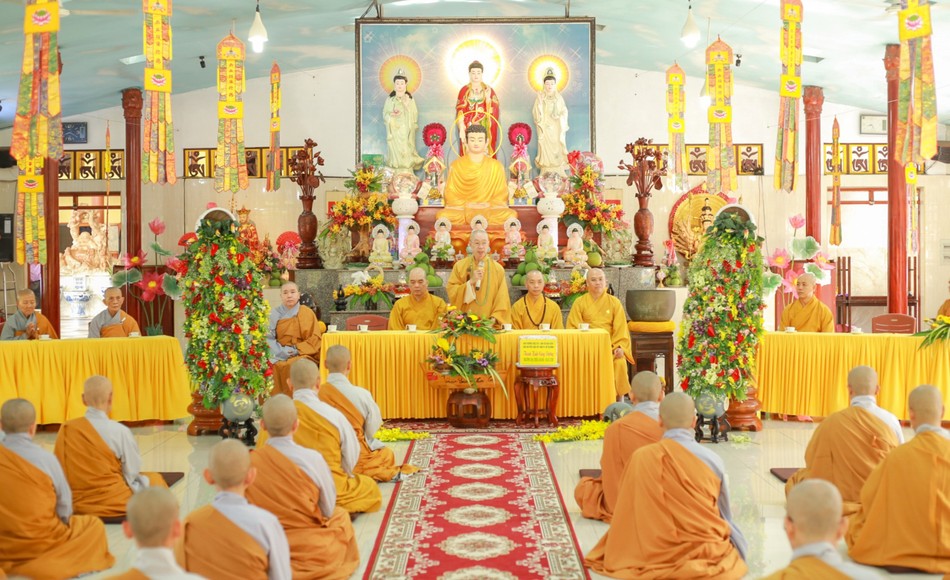 Hòa thượng Thích Hiển Đức sách tấn đến hành giả tại trường hạ Ni chùa Di Đà, H.Củ Chi