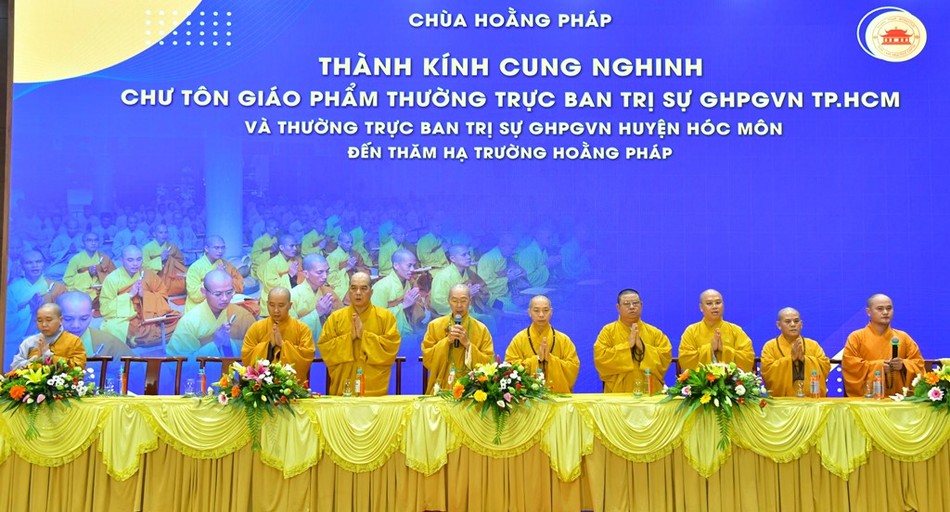Đoàn Ban Thường trực Ban Trị sự GHPGVN TP.HCM thăm cúng dường trường hạ chùa Hoằng Pháp, H.Hóc Môn