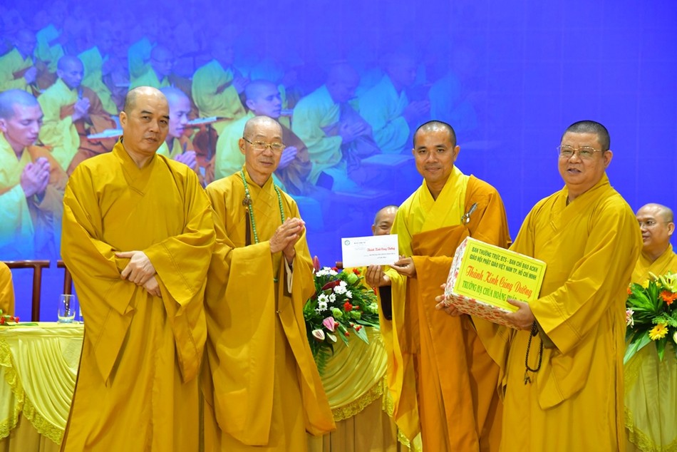 Trao cúng dường đến trường hạ chùa Hoằng Pháp