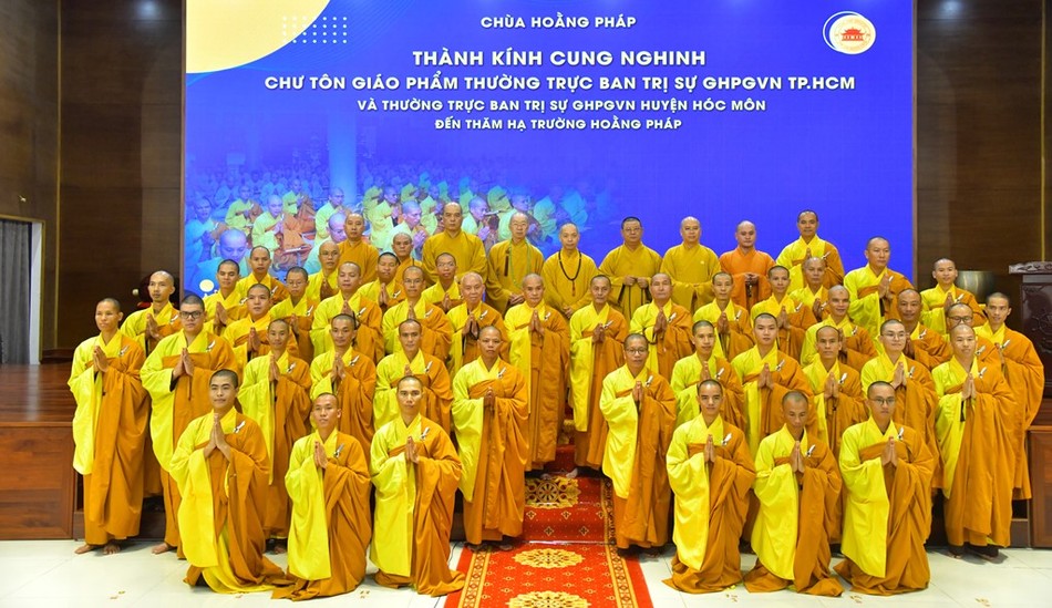 Đoàn lưu niệm tại trường hạ chùa Hoằng Pháp