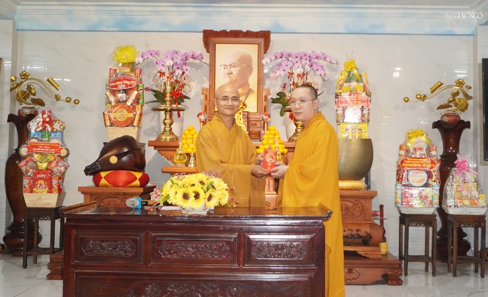 Thượng tọa Thích Thiện Quý trao phần thưởng đến Đại đức Thích Thị Nghĩa đạt giải nhất Hội thi diễn giảng chung kết trường hạ chùa Hưng Phước Thượng tọa Thích Thiện Quý trao phần thưởng đến Đại đức Thích Thị Nghĩa đạt giải nhất Hội thi diễn giảng chung kết trường hạ chùa Hưng Phước