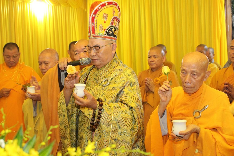 Chư tôn giáo phẩm cử hành nghi thức sái tịnh Chư tôn giáo phẩm cử hành nghi thức sái tịnh